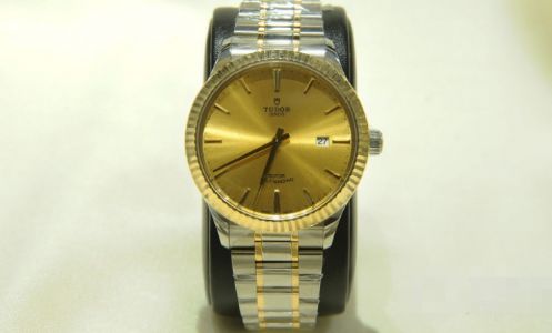 帝舵風尚系列間金情侶表采用了三角坑紋外圈